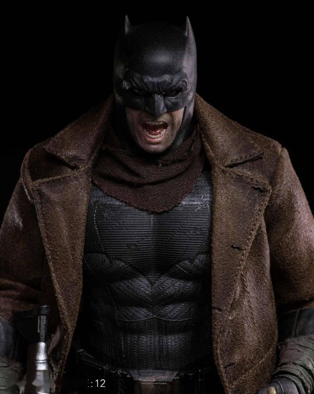 人偶穿着全黑色的蝙蝠侠战衣,外加沙黄色大衣和棕色围巾,可以搭配