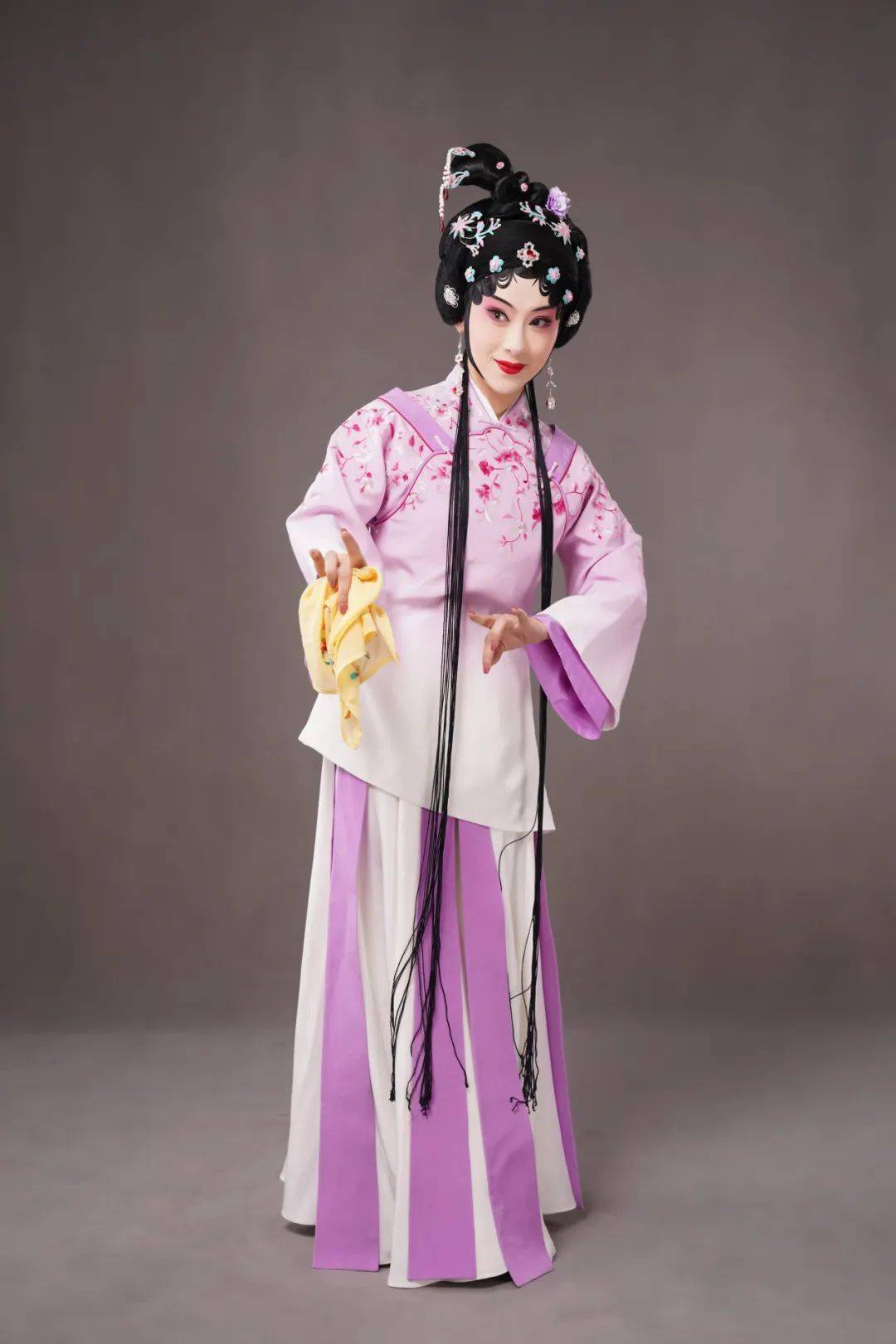 王倩倩 饰 贡小姐北京京剧院青年团优秀青年荀派花旦演员梁军委 饰 福