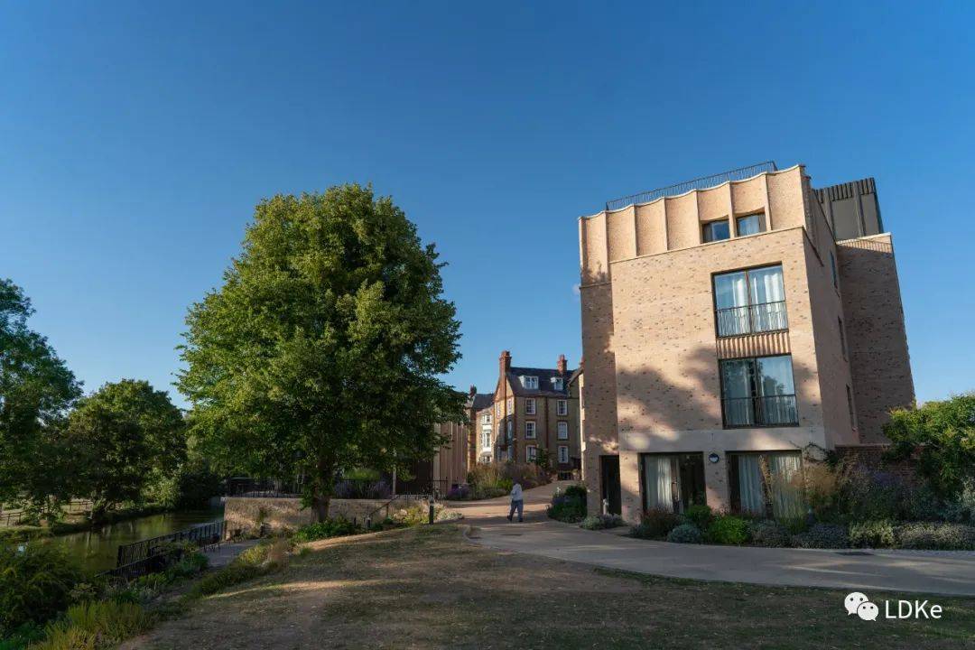 学员们将在圣希尔达学院内部餐厅就餐.