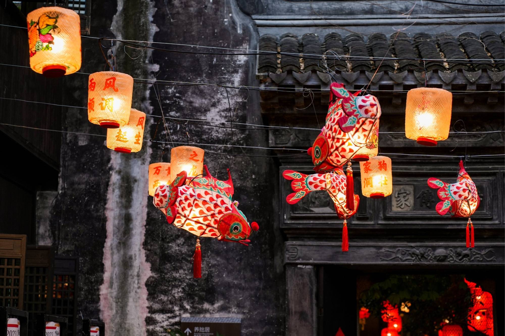 西塘古镇里的非遗元素花灯(央广网发 嘉善县委宣传部供图)以文化上升