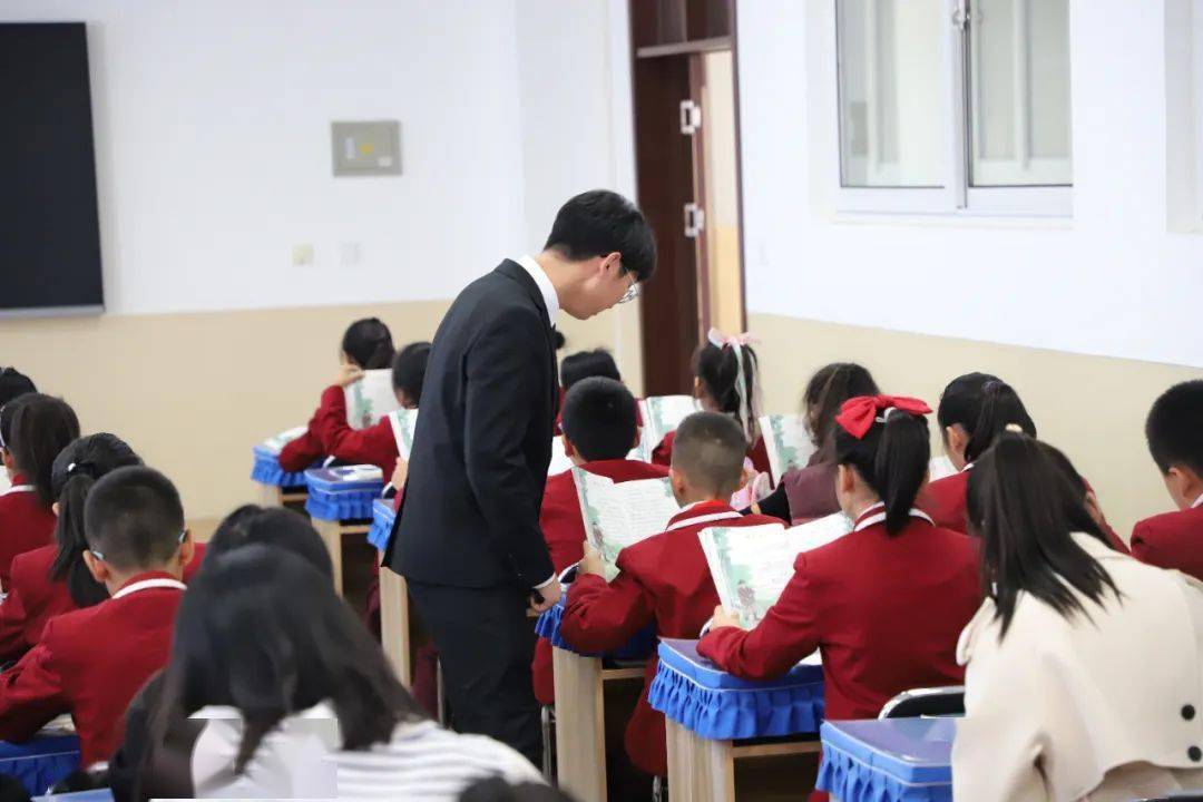金普新区开展"四个一"研究团队课例研讨活动_语文_小学_进行