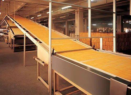 东莞的嘉顿工厂,可以生产300多款产品,糖果饼干面包蛋糕都有各自的