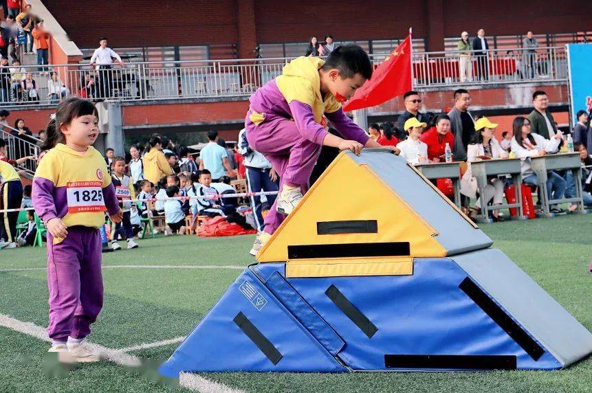 钻爬类走,跑,跳类伴随着运动音乐的响起,体能大循环开始啦!