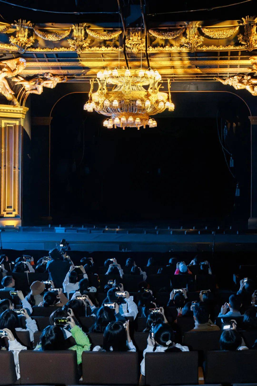 重达1吨整个剧场的舞台景框都被镶以厚重的浮雕金边一整个巴黎歌剧院