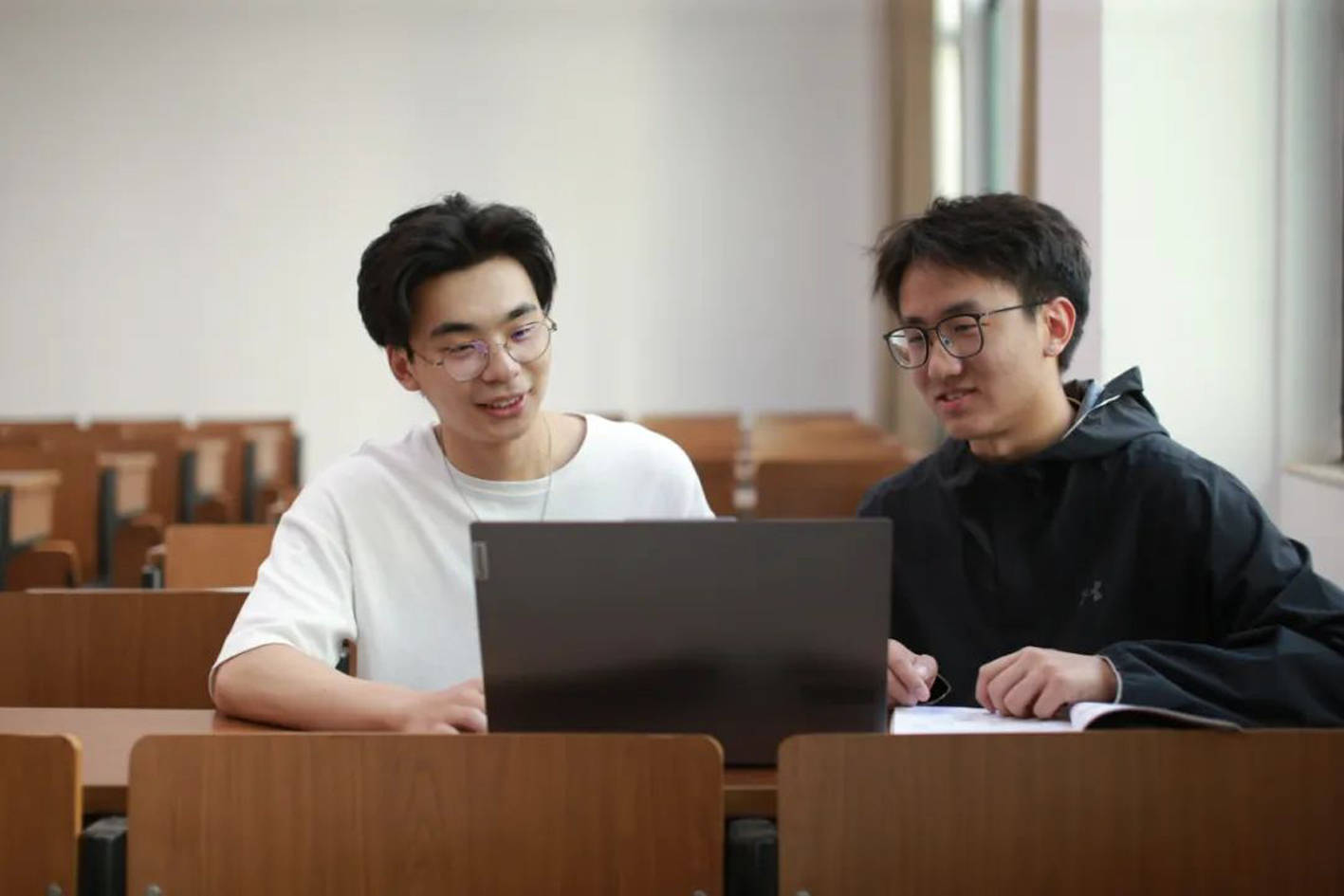 扬大"学霸兄弟"成功保研名校_蒋书恒_田嘉俊_大学