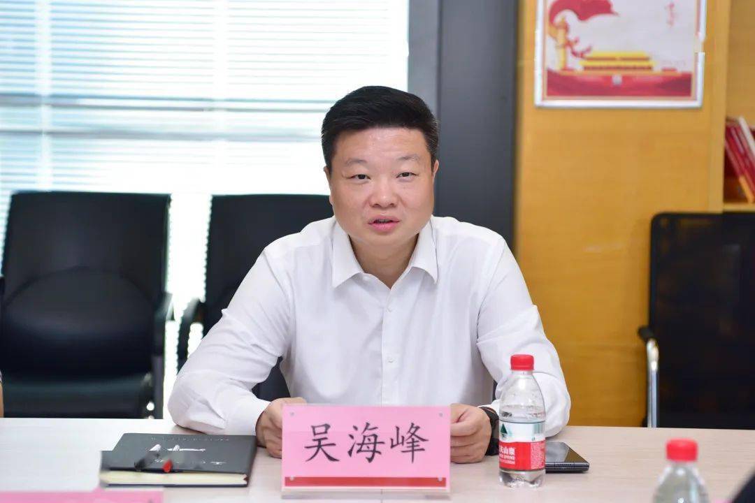 在陵水电信公司,吴海峰深入idc数据中心,电力室,传输机房,与企业负责