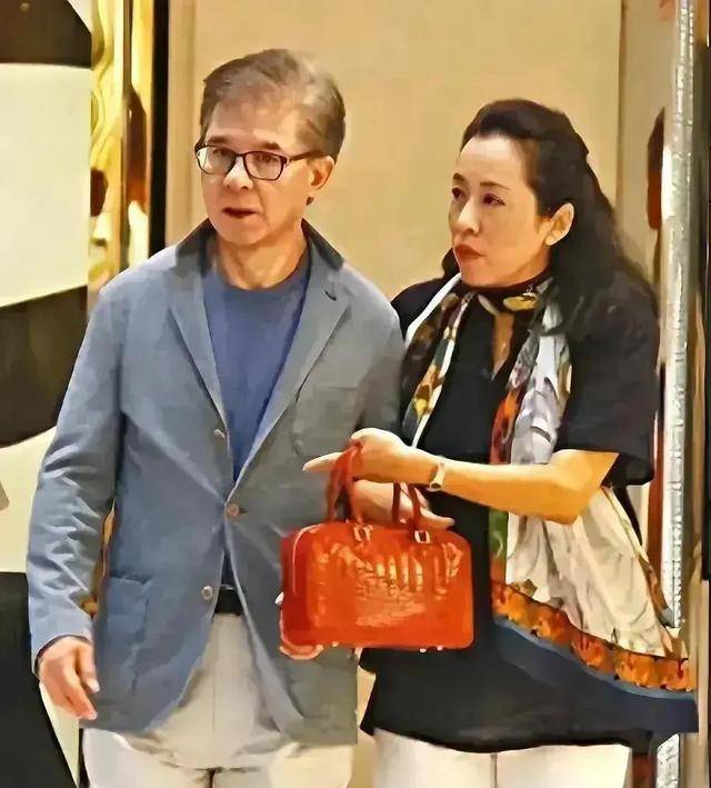 朱玲玲再婚未出席婚礼,与罗康瑞关系疏远?_霍启刚_父母_霍震霆
