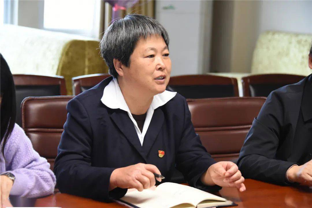 见面会上,于老师介绍了来自榆林市子洲县第二中学王有花老师,高瑞霞