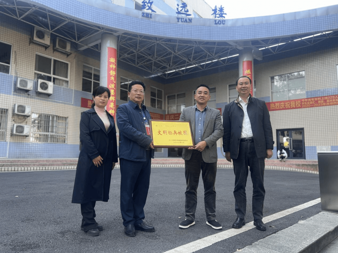 株洲市第三中学获评株洲市"文明标兵校园"称号,学校全年在各项工作