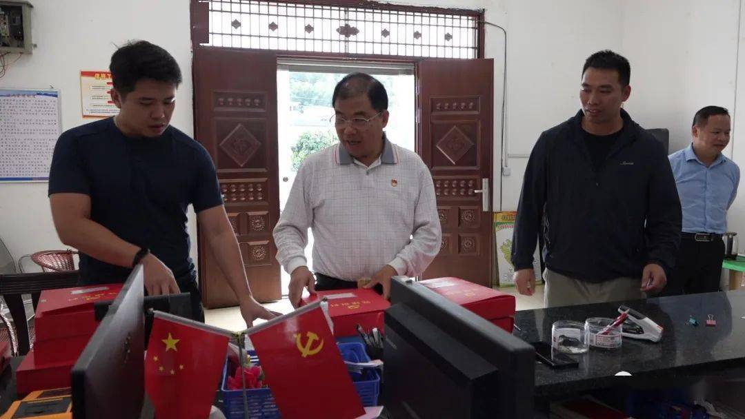 韦佳勇到岩滩镇督导巩固拓展脱贫攻坚成果信息采集录入