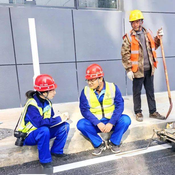 城建公司 龚芮作为建设时代中的细微观察者,快乐且从容清晨,当我(图左