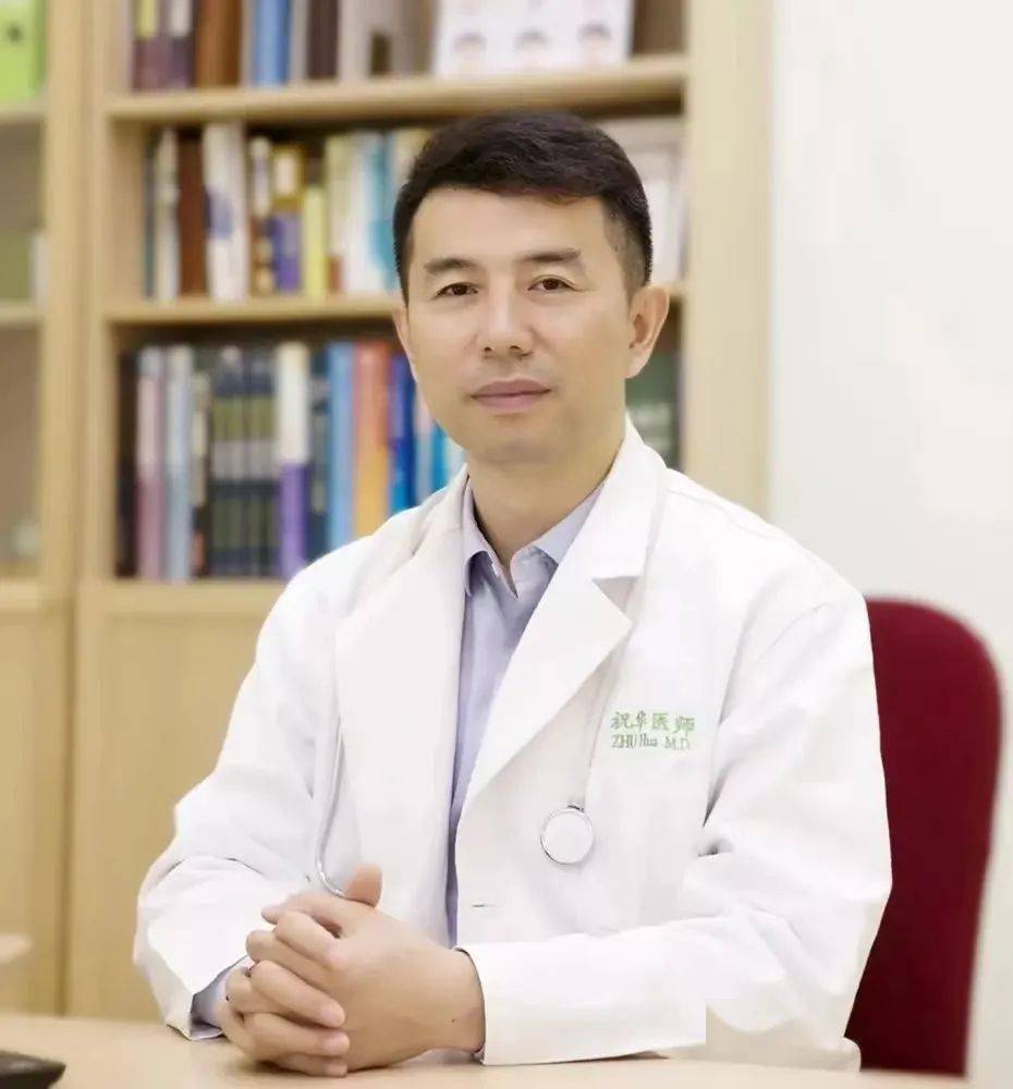 军校毕业后,祝华被分配在部队三甲医院,成为一名泌尿外科医生.