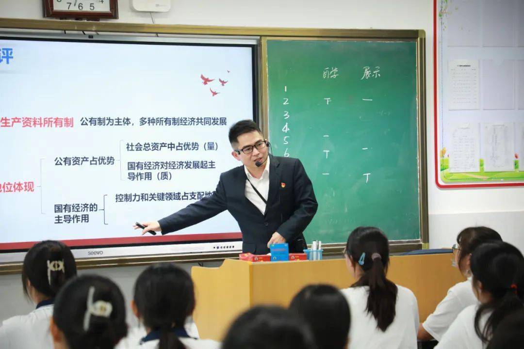 员听课,点评教科院政治教研员徐琦楠主任(右二)对所听的课进行了点评