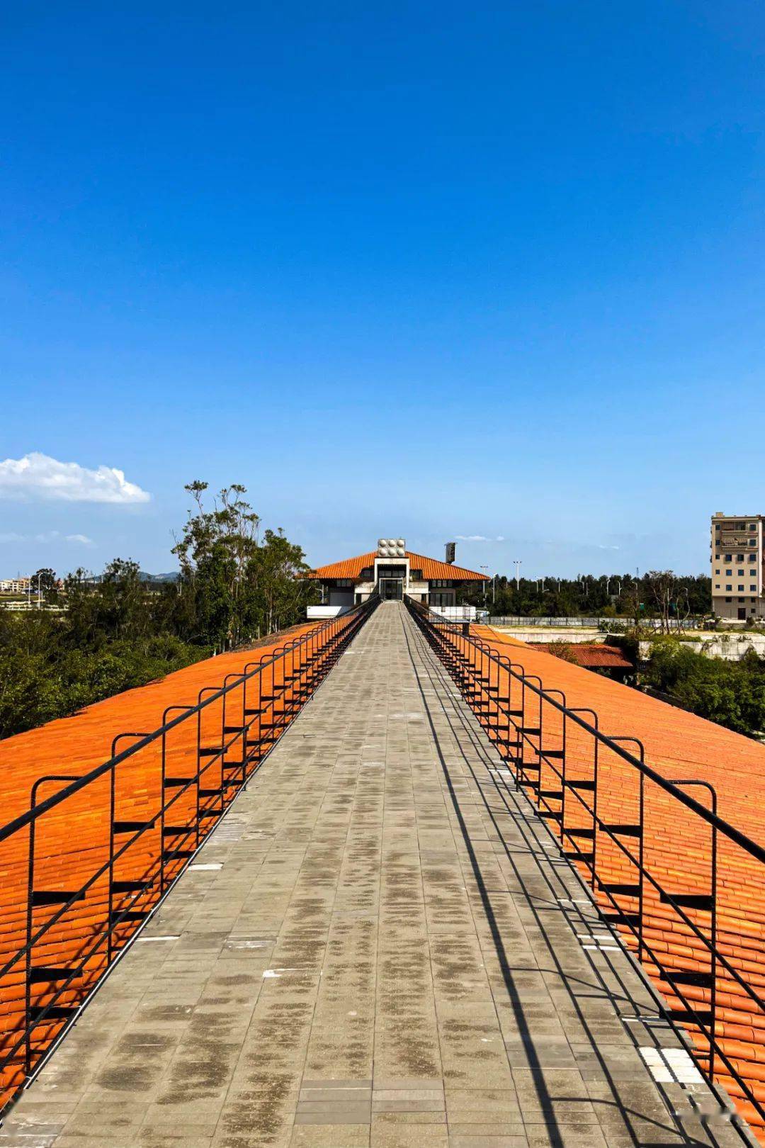 只是日出时分的风车岛,还有这座枕着海风入睡的艺术馆——小岞美术馆