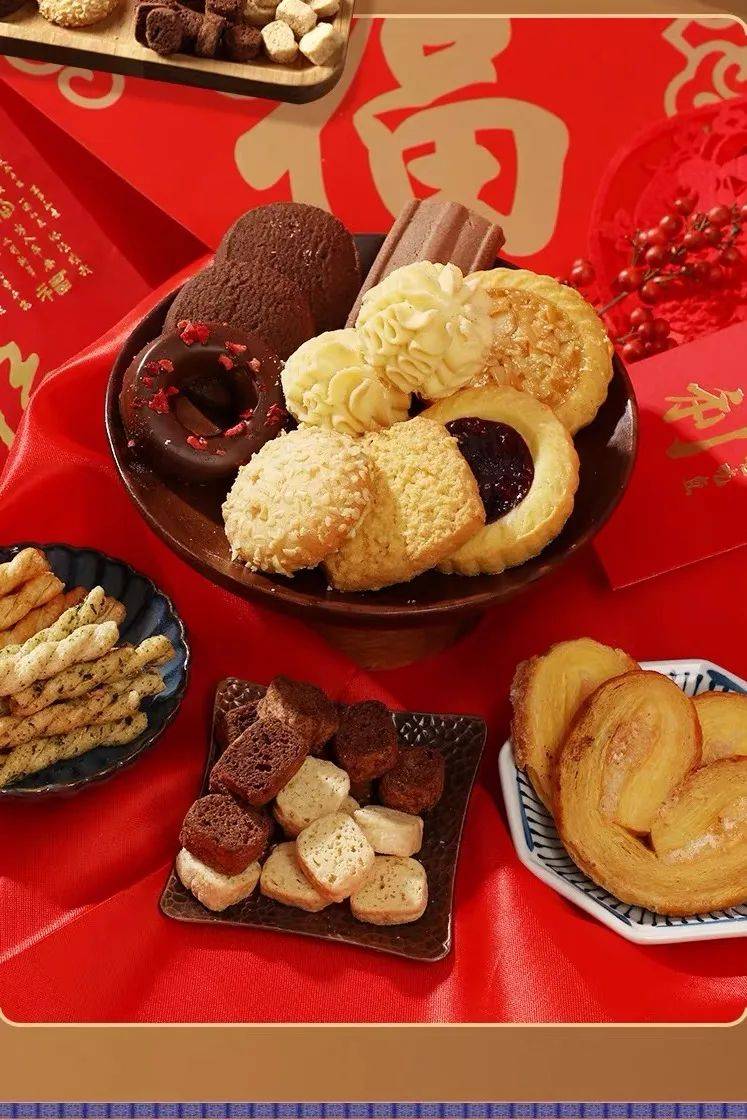 这款新年礼盒,包装也是国潮红色.