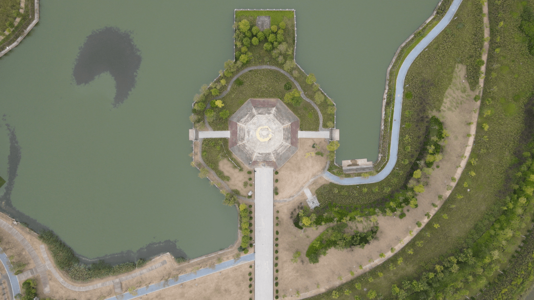 他就是神奇的大禹,大禹神像坐落在我们启东圆陀角风景区,面朝长江和