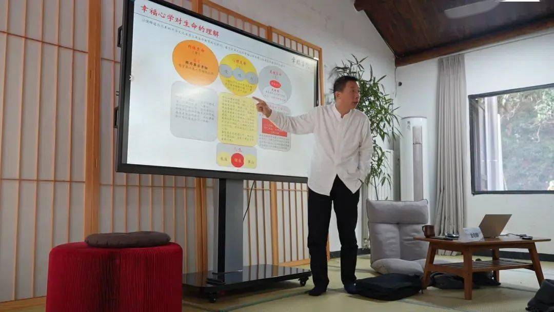 当天下午,幸福书院院长金向群为大家分享了"幸福心学能量法"核心精要.