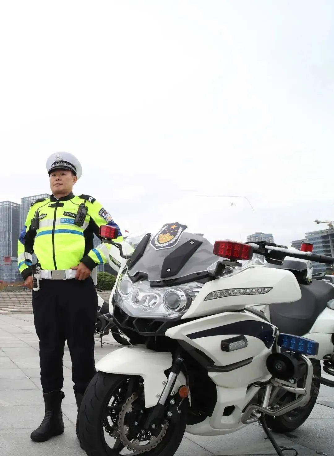交警支队五大队辅警张华就是天府新区公安分局立即转身而去的交警视频