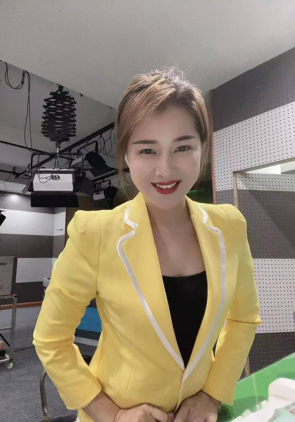 播音员凌丽娜:今年八月,播音主持从我的专业变成职业,这份工作对于