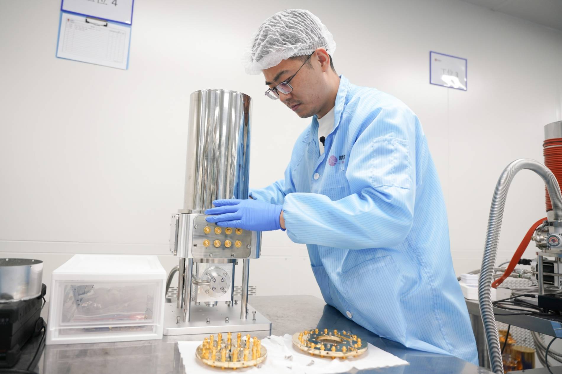 海归博士张成俊在实验室内进行设备测试(央广网记者 尚天宇 摄)以归国