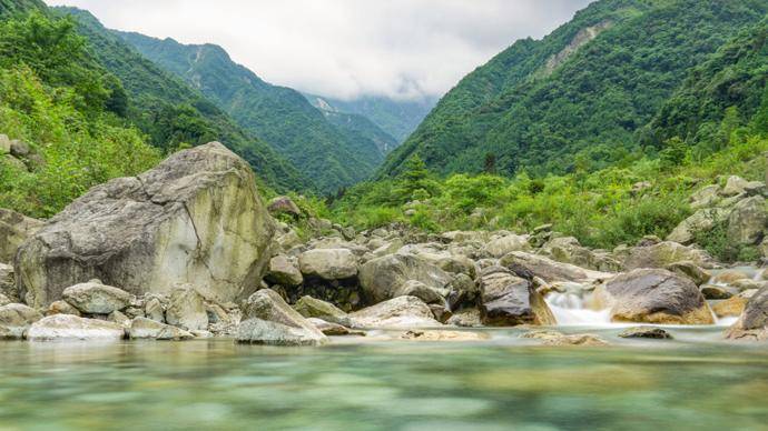 多名驴友被困四川九峰山:已找到8人,1人失联_人员_开发_彭州市