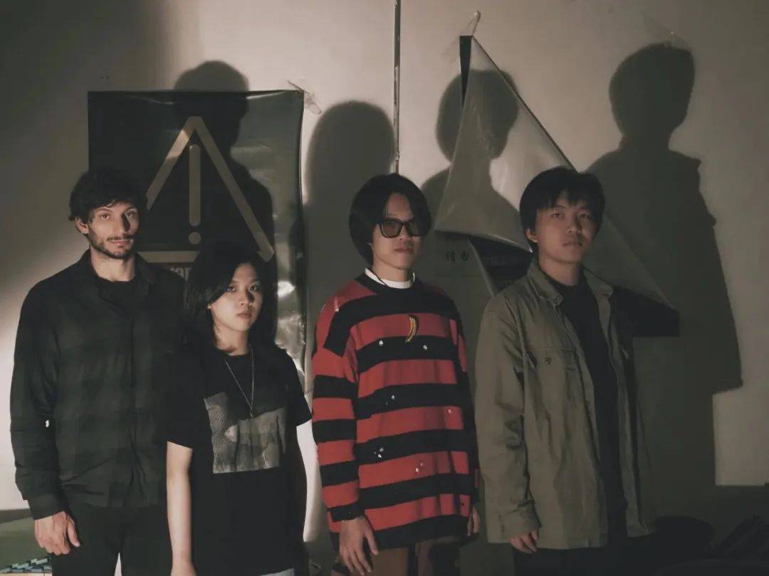 乐队成员:vocal/guitar/synthesizer:于文昊guitar:杨皓天b