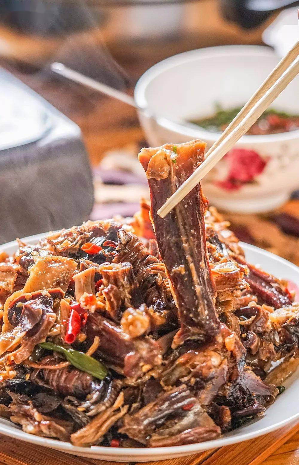 鸭开堂,去骨,腌渍,用竹条支撑,风干而成.