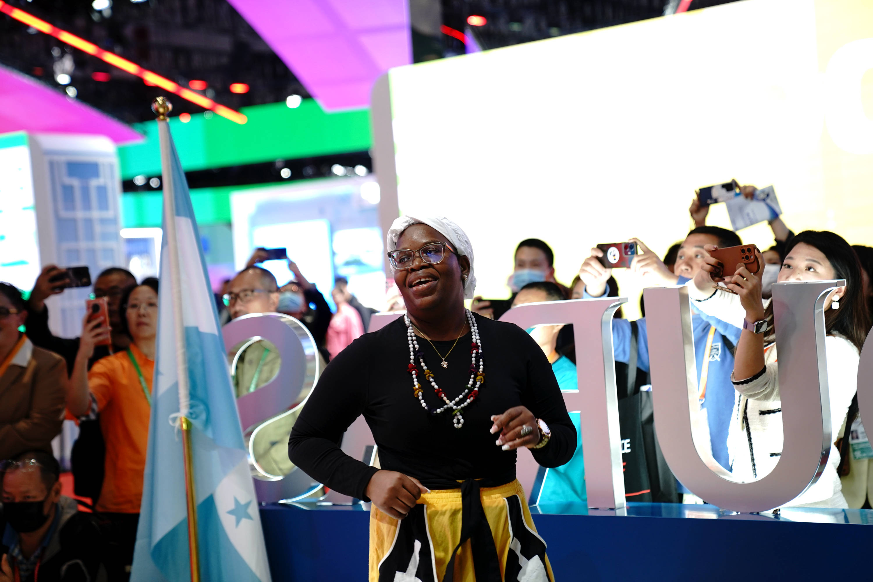 第六届进博会|进博会上的"三剑客"_中国_参展_国家