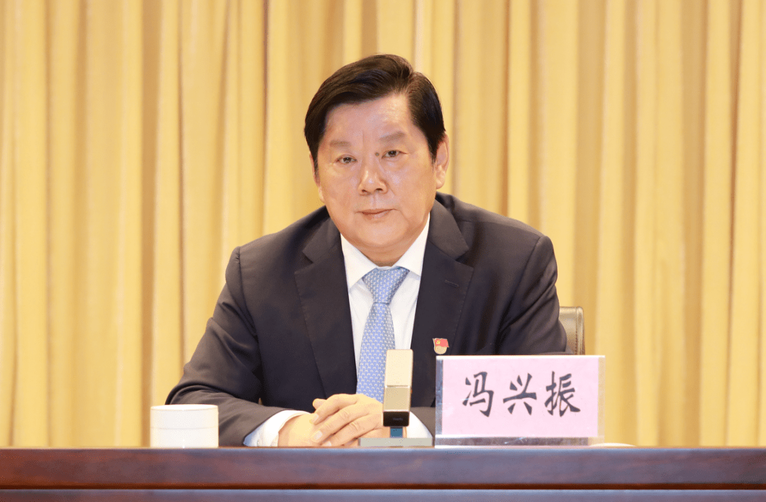 冯兴振指出今年以来,全集团总体呈现产业布局逐步优化,安全生产持续