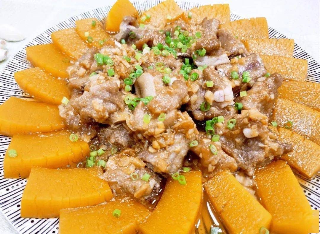 ③,准备一个平盘,把南瓜洗净切片,均匀的摆放在周边,最中间放腌好的