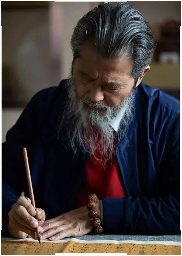 艺术简历张华中:笔名倩夫,古月,美髯公,两宛居士等,斋号曰听涛斋,一瓢