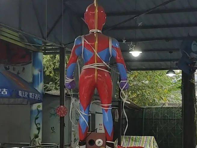 奥特曼头上是上吊的米奇唐老鸭用于震慑人民公园的"妖精"不下海就是