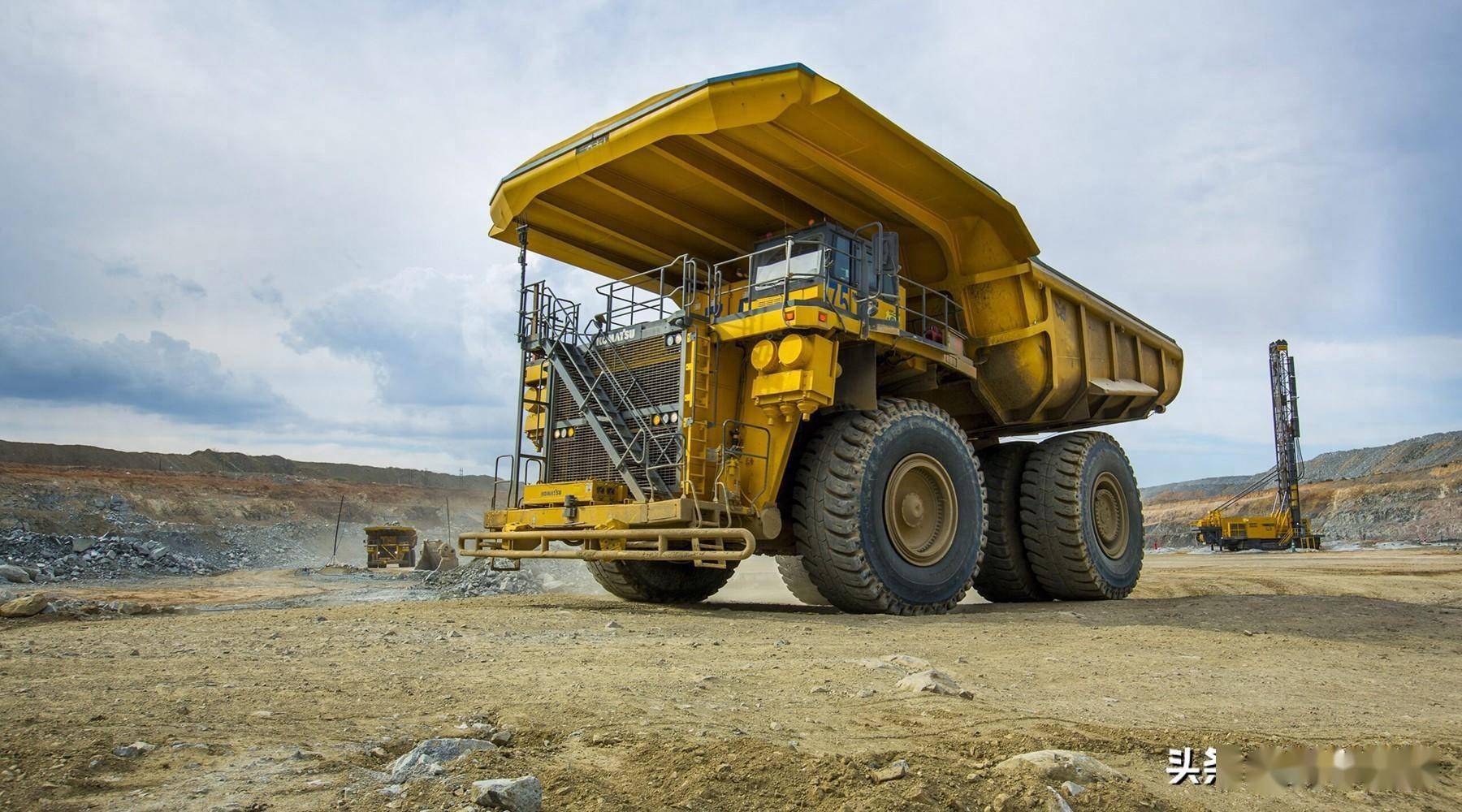 装着柴油机却是电驱动300多吨的矿山卡车装了多少秘密