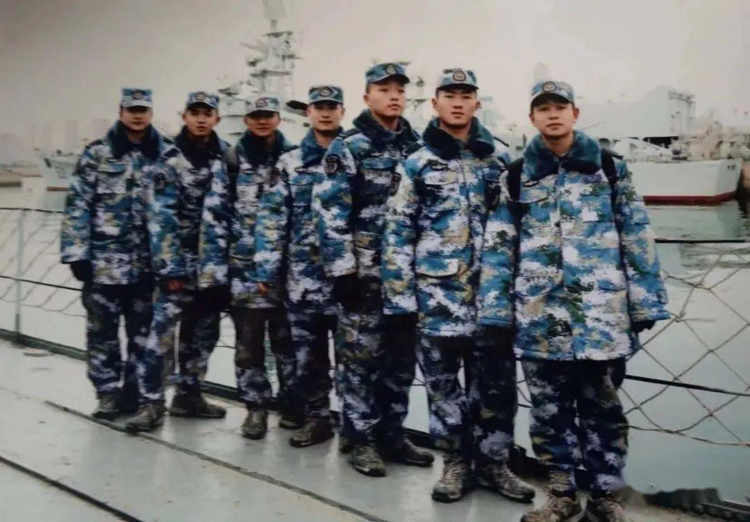 現服役於海軍航空兵某團就學於原海軍航空工程學院青島分院2004年9