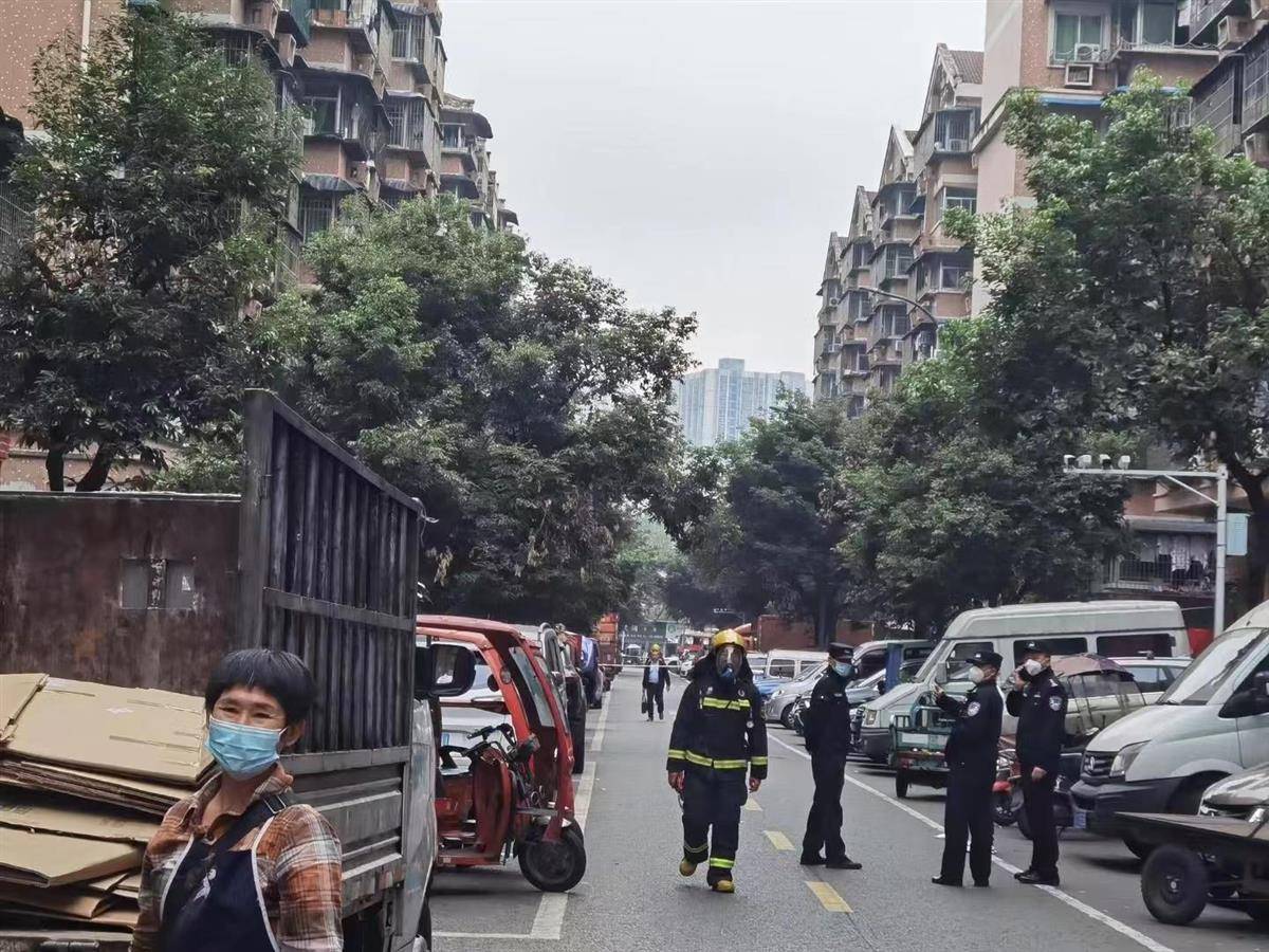 重庆一废品站气罐泄漏致多人送医,有黄色气体溢出,8小时后现场仍有刺鼻味道_小区_街道_刺激性