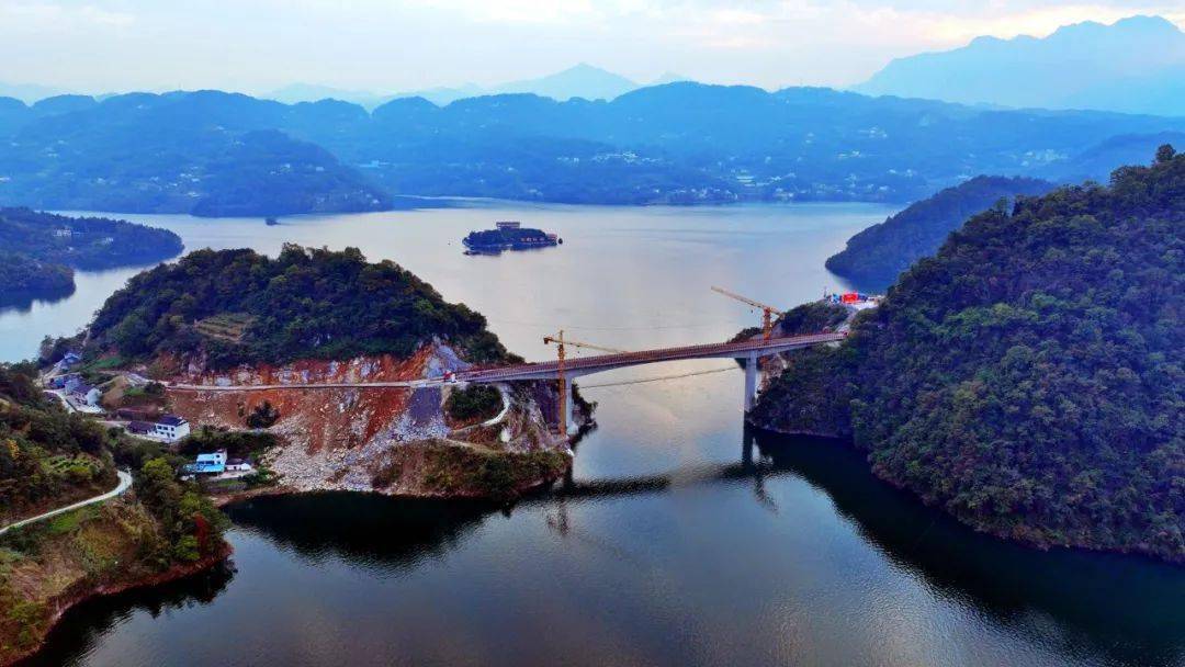 长阳都镇湾峡洞岩这座盼了30多年的高桥大桥终于通车了