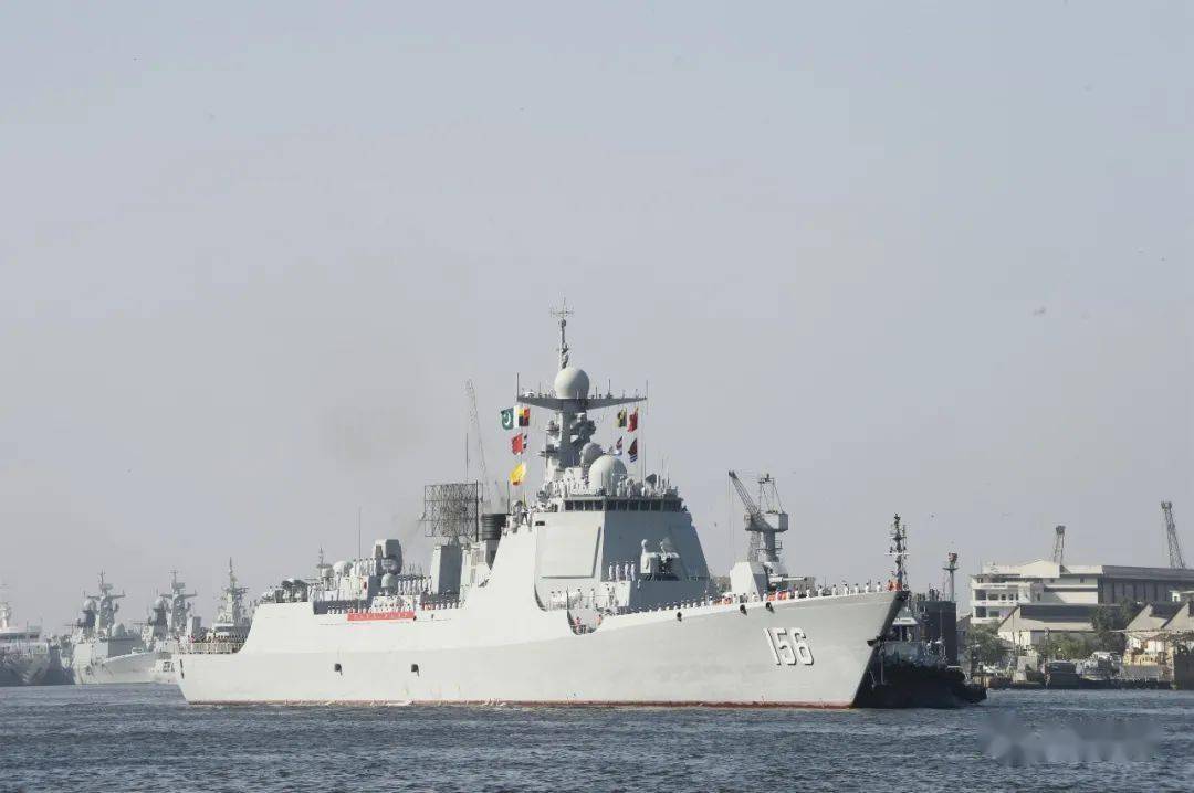 并登上中国海军淄博舰,荆州舰参观