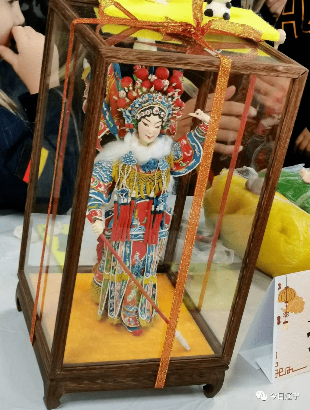 面塑传承人于启全向孩子们展示中国古典面塑人物不同语言和文化,代表