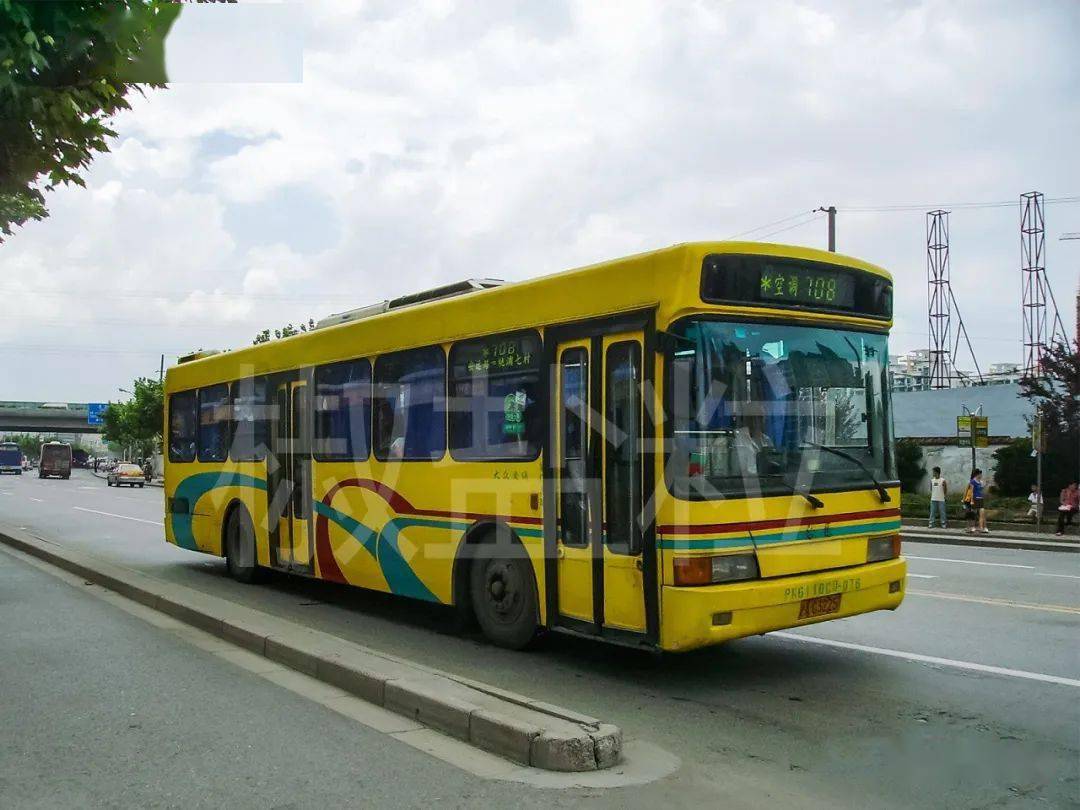 708路xmq6110c1型客车,桃浦七村@雪松路(贺佳伟 摄,2006)708路pk6106