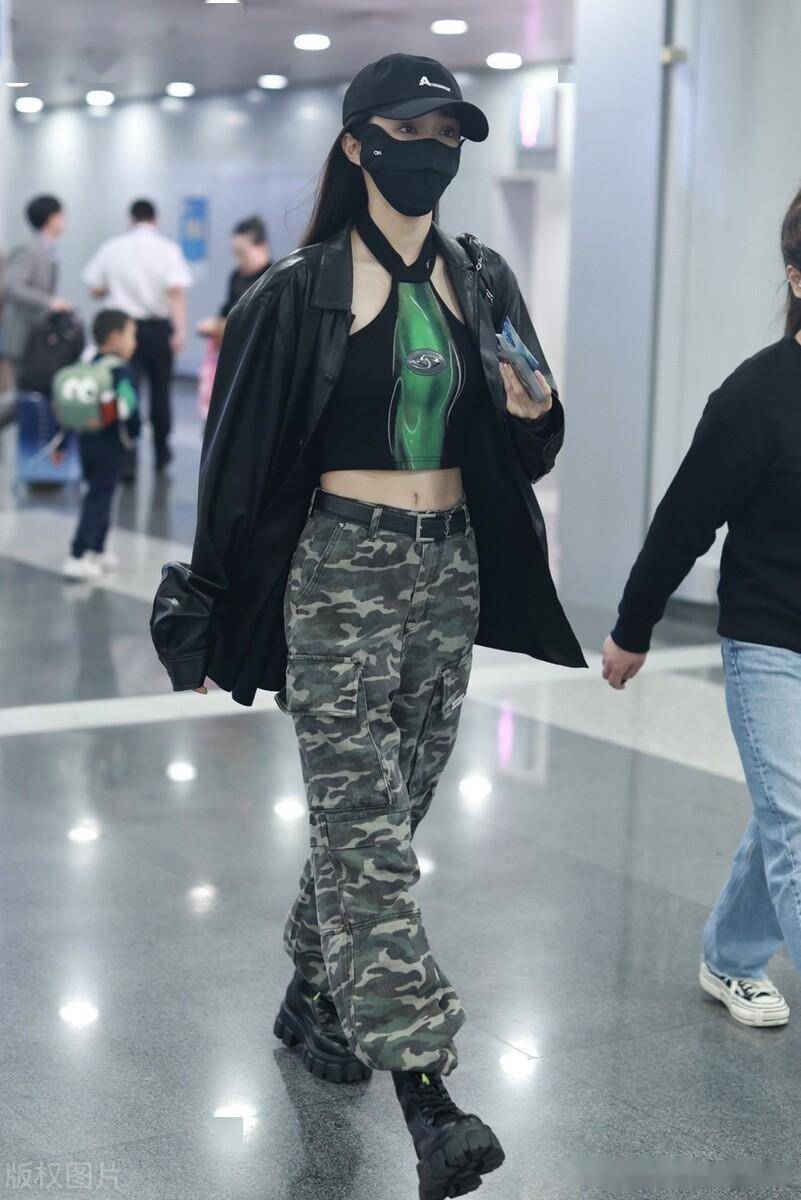 陈冰现身机场,穿皮夹克戴棒球帽很时髦_北京