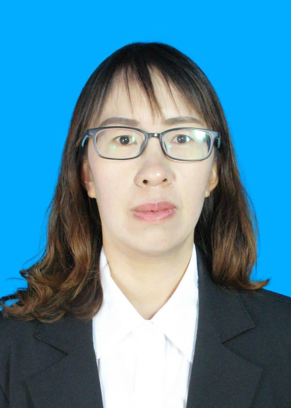 师范大学本科毕业,复兴街道浦山小学总务主任兼六年级班主任等工作