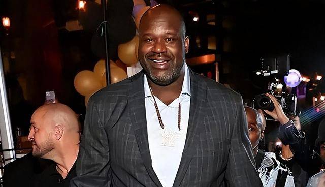 随着年龄的增长,奥尼尔的胡子也逐渐变得花白,这是岁月流转,时间烙印