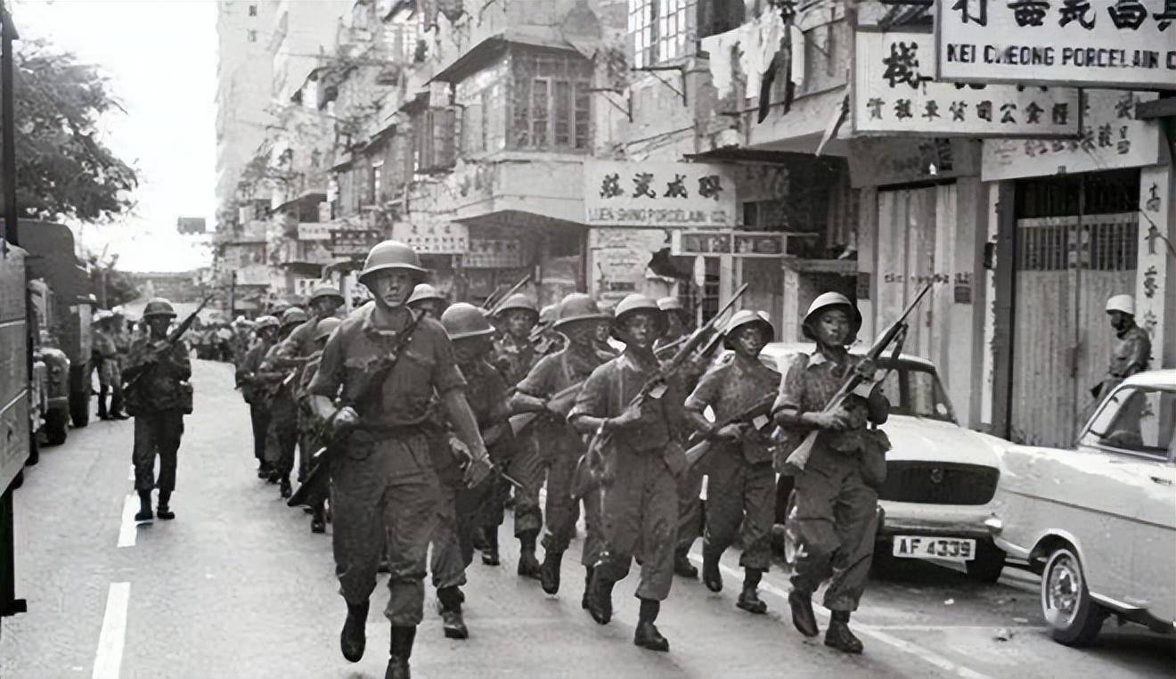 香港回归前,我军发现安全隐患,509名军人开装甲车提