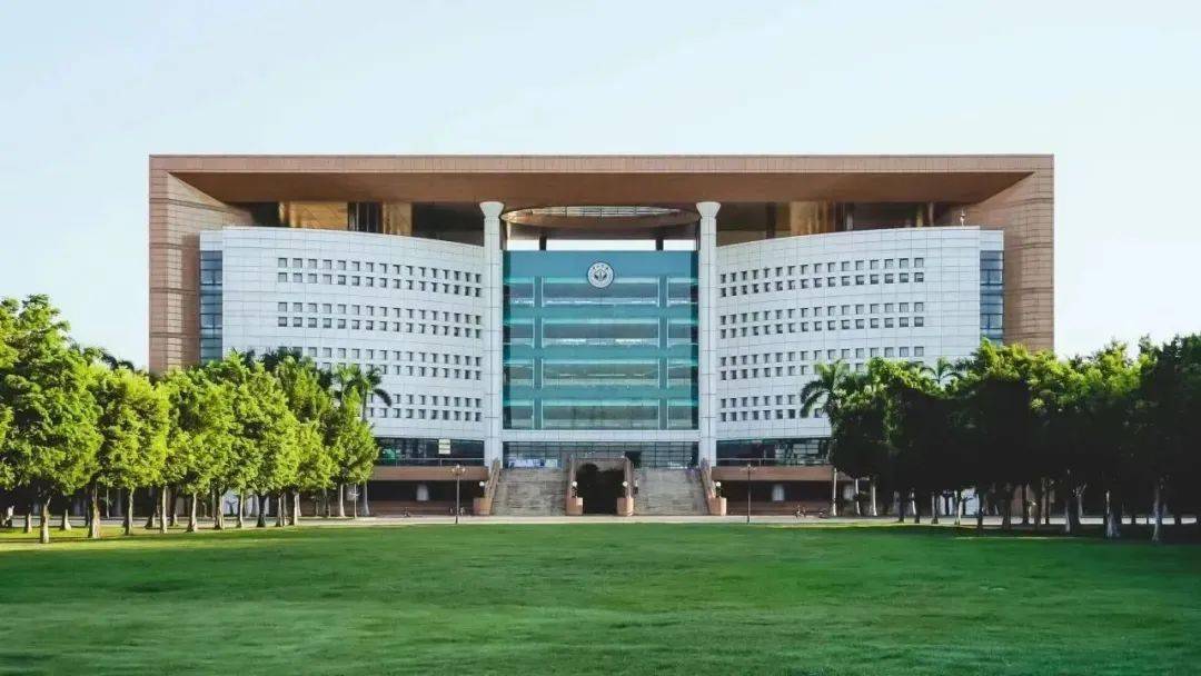 中山大学广州校区东校园图书馆▲中山大学广州校区东校园路上的同学