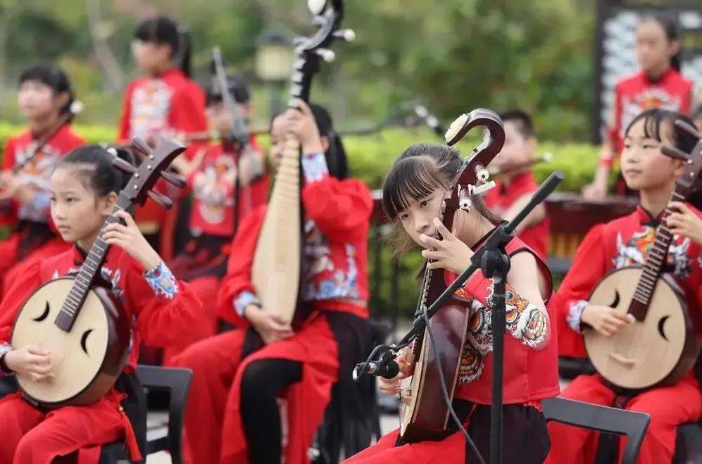 女子組方面,陳麗琴以1小時21分44秒獲得半程馬拉松女子冠軍;鍾澤娜和