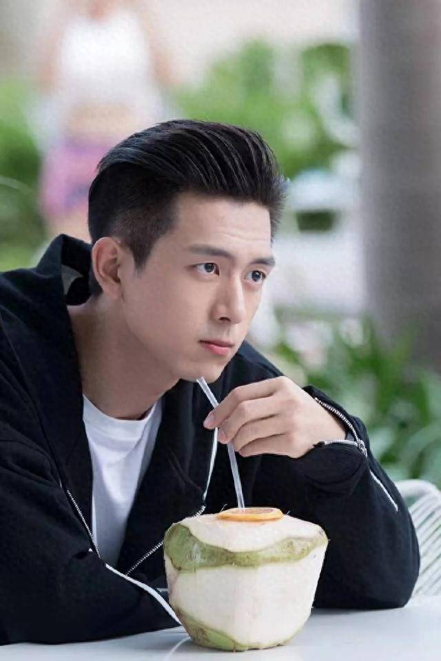 李现一口气官宣两部新剧,民国谍战vs古装传奇,女主都是高颜值_网络