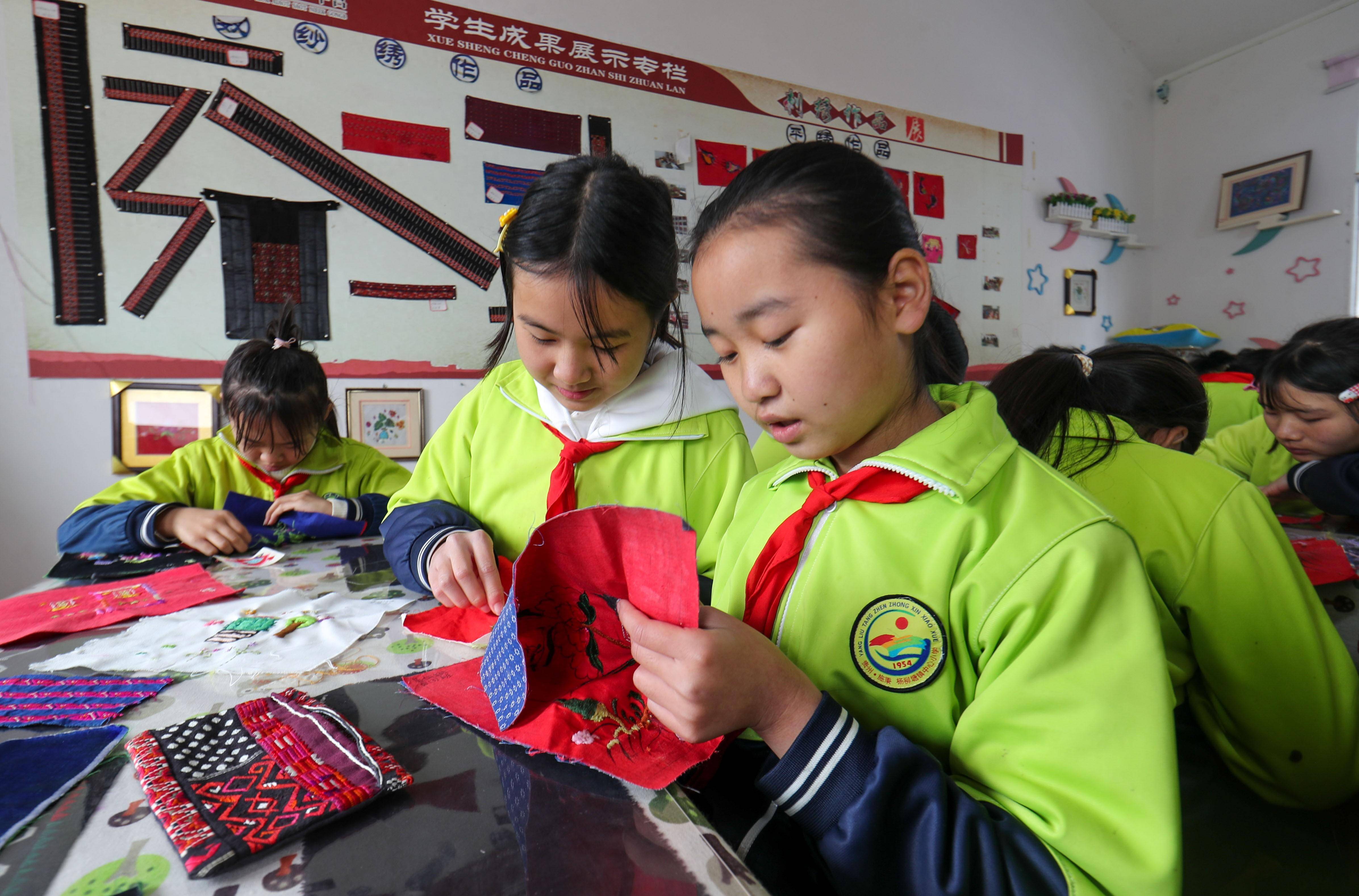 苗族侗族自治州施秉县杨柳塘镇中心小学,学生在苗绣课堂学习刺绣