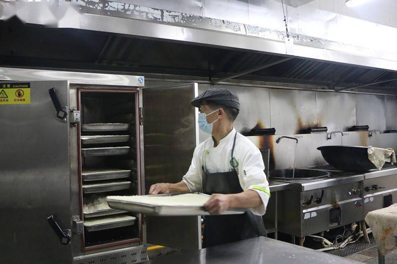 暖胃更暖心 高校食堂大叔17年拾金不昧百余次_部手机_物品_阮鹏飞