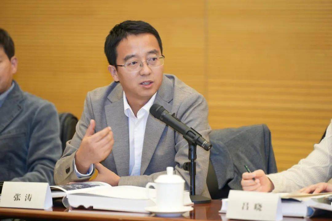 中央美术学院《美术研究》编辑部编辑,副教授 张涛先生中国油画学会副