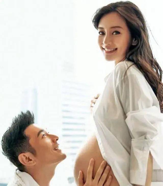 46岁黄晓明晒全家照庆生，父母同框出镜状态佳，6岁儿子“小海绵”送的礼物曝光：爸爸生日快乐！